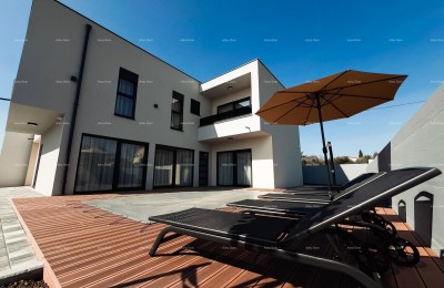 Toplocatie, Pomer! Modern huis van twee verdiepingen met zwembad en jacuzzi!