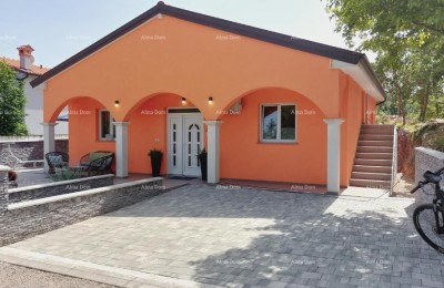 Huis met prachtig uitzicht op de bergen, terras, tuin, barbecue en privéparkeergelegenheid.