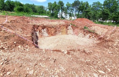 Raša, Bouwgrond te koop met bouwvergunning, oppervlakte 554 m²