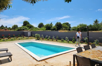 Istrië, Ližnjan, 1 km naar het centrum van Medulin, nieuw modern huis met zwembad voor vakantie.