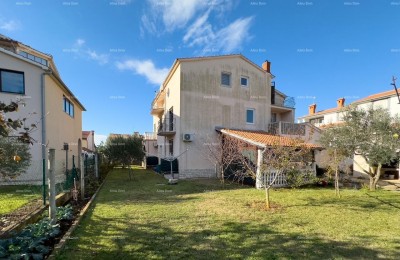 Huis met vier appartementen in Pješčana Uvala – ideaal voor toerisme en gezinsleven