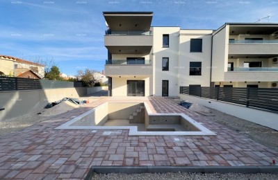 Appartement te koop met zwembad in een nieuw gebouw.