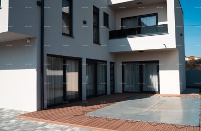 Toplocatie, Pomer! Modern huis van twee verdiepingen met zwembad en jacuzzi!