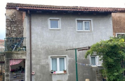 Verkoop van een halfvrijstaande woning met een bijgebouw (kleinere woning) en grond, Pula!