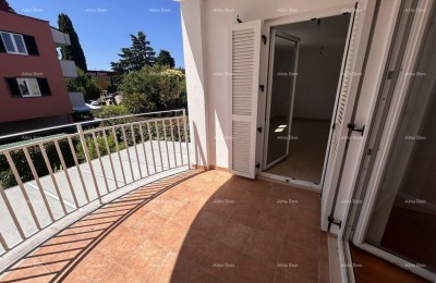 Novigrad – ruime vierkamerappartement, 76 m², 200 m van de zee en het strand van Karpinjan