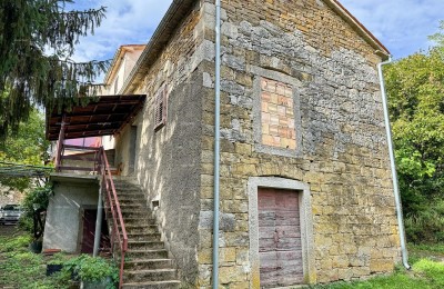 Te koop - stenen Istrische huis met bouwgrond, in een klein dorpje, nabij Buzet!