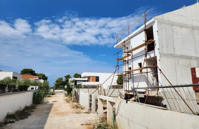 Fažana! Twee-onder-een-kapwoning met garage in de directe nabijheid van de zee en stranden!