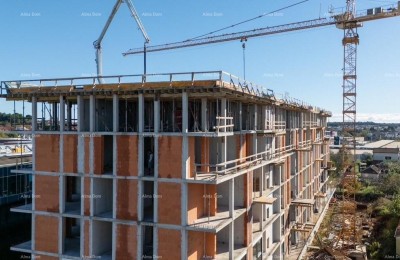 Pula! Meergezinswoning, modern gebouw met lift, dichtbij het centrum. Appartement met parkeerplaats en berging S4.