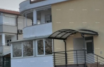 Een appartement met twee verdiepingen in Umag staat te koop