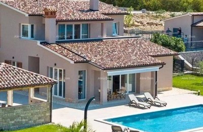 Een prachtige villa met zwembad staat te koop