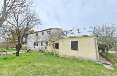 Ruime woning nabij Pula! Twee appartementen - 2500 m² grond!