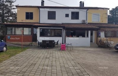 Een appartement met twee verdiepingen in Umag staat te koop