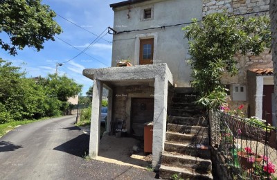 Verkoop van een renovatiewoning met bouwgrond, nabij Poreč, Žbandaj!