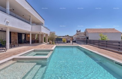 Prachtige villa met zwembad en uitzicht op zee vlakbij het strand