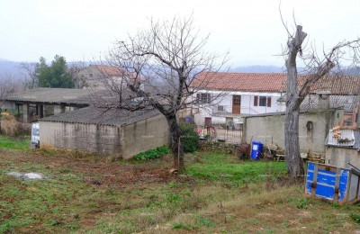 Een huis met tuin in Bale staat te koop