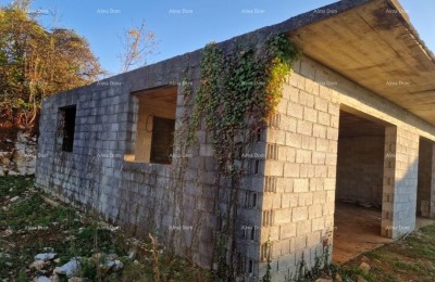 HUIS IN ROH-BAU FASE MET EXTRA BOUWPERCEEL EN LANDBOUWGROND