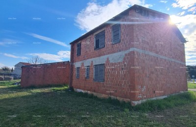 Huis te koop in de roh-bau-fase. Pomer.