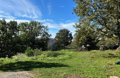 Buzet. Bouwgrond, 980 m2. Bevolkt deel van de plaats.