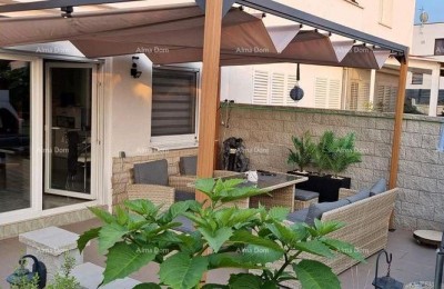 NOVA VAS Verkoop van een mooi ingericht, gemeubileerd appartement met uitzicht op zee! Poreč