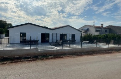 Verkoop - twee-onder-een-kap woning met verwarmd zwembad, omgeving van Poreč!