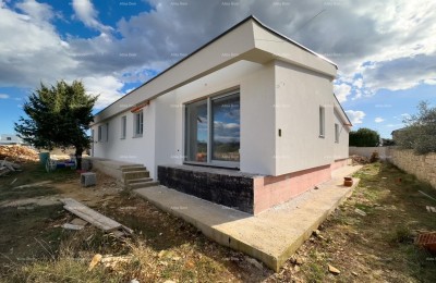 Verkoop van een nieuwbouwhuis met zwembad, op een rustige locatie, Juršići!