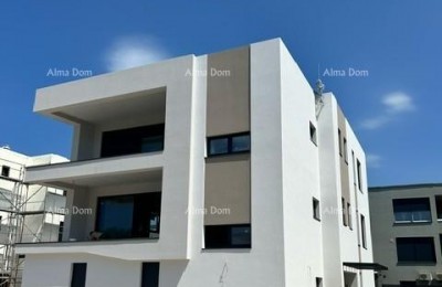 Wij verkopen een appartement in een nieuwbouw met tuin! ŠTINJAN.