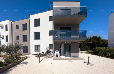 Wij verkopen een nieuw appartement met een grote tuin in Medulin!
