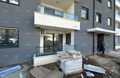 PULA VERUDA. Nieuw woongebouw, appartement 82,50 m2. Een paar minuten lopen naar het strand van Mornar.