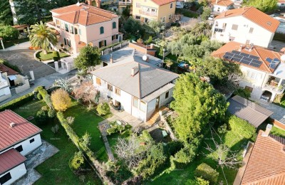 Huis met twee wooneenheden en groot ontwikkelingspotentieel - eerste lijn aan zee, Umag