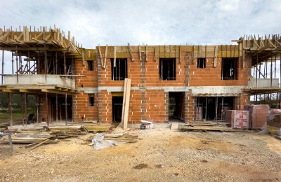 Te koop: appartement met garage en tuin in aanbouw! Dichtbij het centrum van de stad Pula.