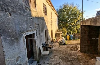 Oude stenen huis met tuin, dichtbij Pazin