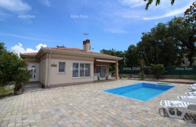 POREČ OKOLICA – Luxe ingericht gelijkvloers huis met zwembad op een ruime kavel