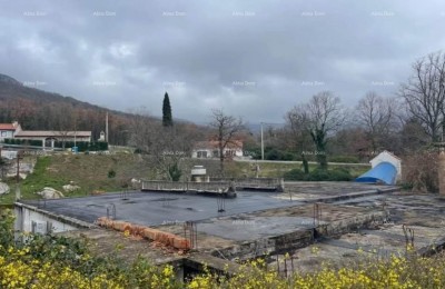 ISTRIË Lupoglav, onvoltooid gebouw met grond en toestemming voor uitbreiding