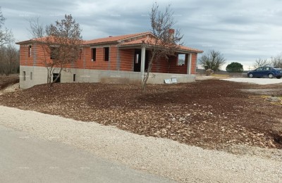 Te koop: Nieuw huis in aanbouw in Tinjan, Istrië  Wij bieden een nieuw huis in aanbouw op een ruim perceel van 1084 m² in het rustige dorp Tinjan. Het huis ligt aan de ene kant naast een bos en prachtige natuur, en aan de andere kant vlakbij het dorpscent