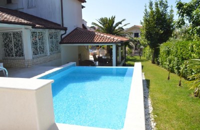 EEN VILLA IN EEN ZANDBAAI OP SLECHTS 100 M VAN DE ZEE!!