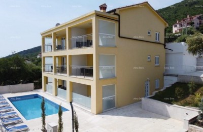 Raša, Charmante appartementenhuis met zwembad en panoramisch uitzicht op zee